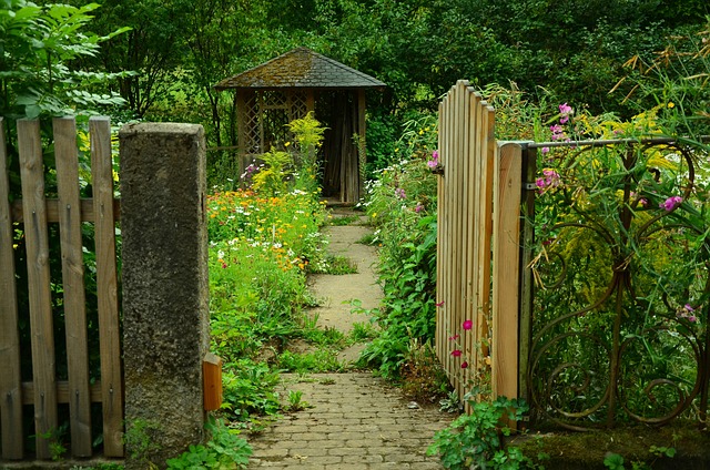 Idee e Consigli: Come Arredare una Casetta in Legno da Giardino